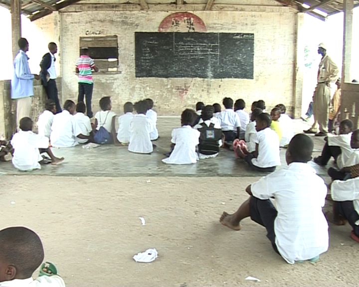 Tende : l’école primaire de la contrée du premier intellectuel Congolais sans bancs pupitres