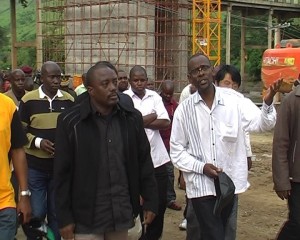 le chef de l'Etat visitant les travaux du pont Mpozo/Infobascongo