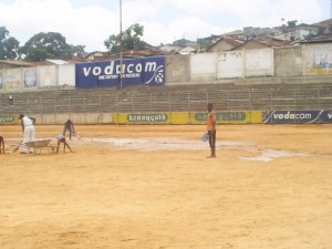aire du jeu sans pelouse stade Lumumba/ infobascongo