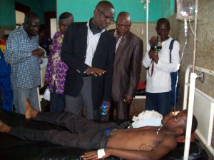 Le Vice-Gouverneur réconforte un étudiant de l'UK blessé/Photo Infobascongo(Jean-Luc)