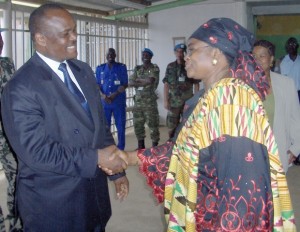 Le Sénateur Jacques Mbadu(alors Gouverneur)salue Mme Adedeji/Infobascongo