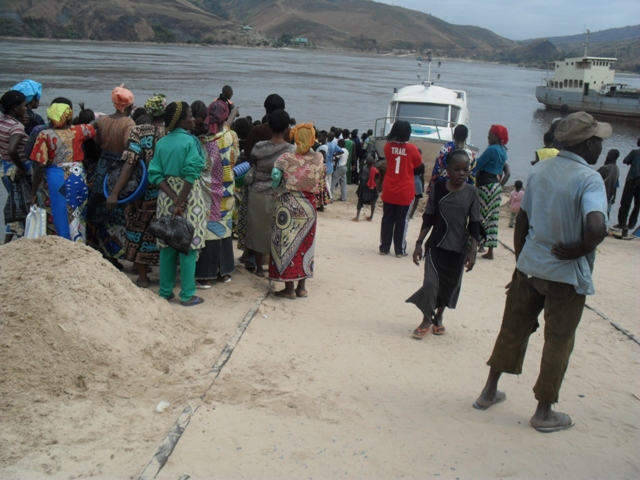 Luozi-Songololo: difficile traversée sur le fleuve Congo à cause d’une panne du bac moteur
