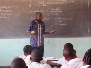 Abbé Paraclet Nkuti professeur de français au petit séminaire de Kibula  en pleine leçon de dissertation