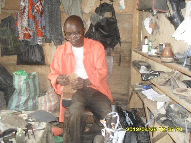 Matadi : Richard Muinza, un cordonnier professionnel et fier de l’être