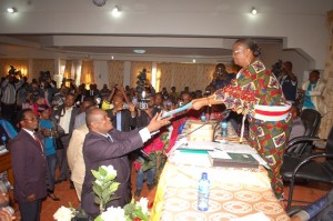 De mains de la vice-présidente Mfulu Massaka, Jacques Mbadu reçoit le proce-verbal de l'investiture des ministres/Infobascongo