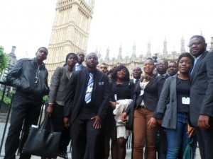 Des membres de la League des jeunes pour la démocratie et les droits de l’homme/Infobascongo