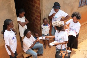 De porte en porte, les femmes juristes expliquent aux habitants la mission de l’Afejuco/photo infobascongo