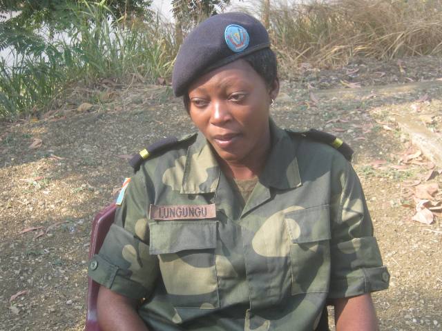Bas-Congo :femme et officier militaire
