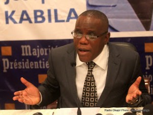 Aubin Minaku, secrétaire général de la majorité présidentielle, lors d'une conférence de presse le 27/09/2011 à Kinshasa. Radio Okapi/ Ph. John Bompengo