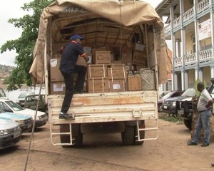 Véhicule transportant les médicaments de lutte contre la mortalité maternelle et infantile,don de l'UNFPA devant la maternité provinciale/Frank Mbayi