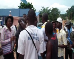 Un petit groupe des manifestants devant l'Assemblée provinciale/Infobascongo