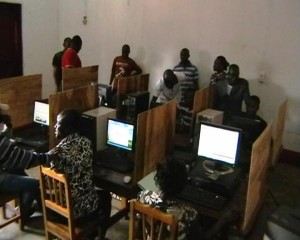 des jeunes au cybercafé de la cité de Lukula/Infobascongo