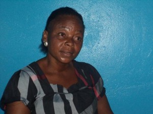 Vicky,revendeuse du carburant à Moanda/Infobascongo