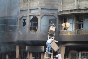 Des jeunes improvisés ''pompiers'' tentent de sauver ce qui l’être / Infobascongo