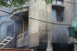 Le feu attaque déjà la façade arrière du premier niveau / Infobascongo