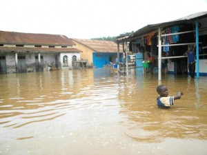 Une vue d'une rue Tshela sous eaux/Photo Faustin Muanda