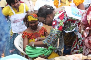 Dr Therese Mambu, ministre provinciale de sante administre le vaccin à un enfant / infobascngo