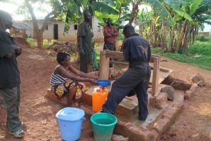 Une femme de Nsada puise de l'eau dans le puits foré par Emmanuel Suami/Infobascongo