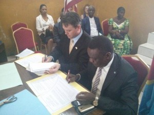 Signature  protocole entre l'attaché de l'ambassade des usa et le ministre provincial de l'éducation du Bas-Congo/Photo ambassade des usa