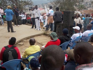 Masumu Baya, président national de Reco devant la maion communale de Mvuzi