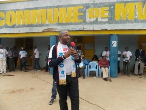 Me Albert-Fabrice Puela devant la maison communale de Mvuzi/infobascongo