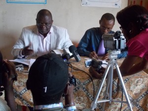 Jean-Baptiste Asumani, coordonnateur de mission des OLT desvant la presse/infobascongo