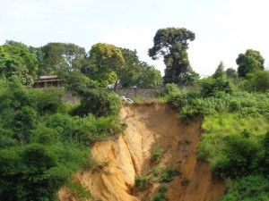 Erosion à Mbanza-Ngungu à proximité de la nationale numéro 1 Matadi-Kinshasa/Infobascongo