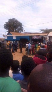 Des habitants de Kimpese observent l'arestations des ''makesas''au poste de police /Infobascongo