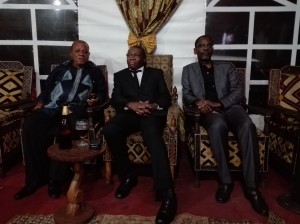Le vice-ministre des Finances Jean-François Mukuna assis entre Deo Nkusu,ancien gouverneur du Bas-Congo à droite et M.Kabasele,ancien ministre à gauche.