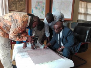 Le professeur Albert Mbuyu,géographe et directeur de l'institut géographique explique aux journalistes la limite entre Tshopo et Maniema /infobascongo