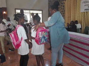 Me Nefertiti Ngudianza transmet de la chaleur maternelle à deux écolières de Matete,bénéficiaires des kits scolaires/Infobascongo