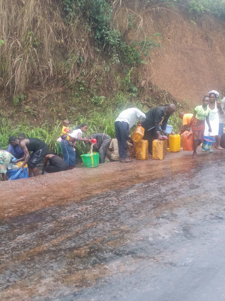 Kongo central:des habtitants bravent le danger et profitent d’un accident d’un camion citerne de carburant  vers Manterne pour piller