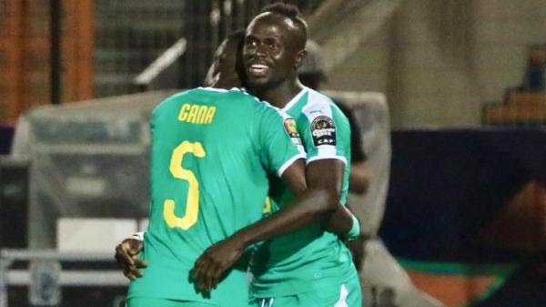 Sadio Mane célèbre son but avec son coéquipier lors de leur rencontre avec le Bénin/Photo Pierre René worms/RFI