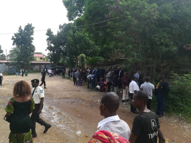 Kongo central: Mira Mbula et Papy Nsunda, deux douaniers arretés vendredi à Lufu enfin libres
