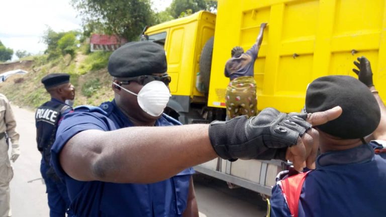 Coronavirus: des militaires de Kinshasa passent outre le point de contrôle de température du Kongo central
