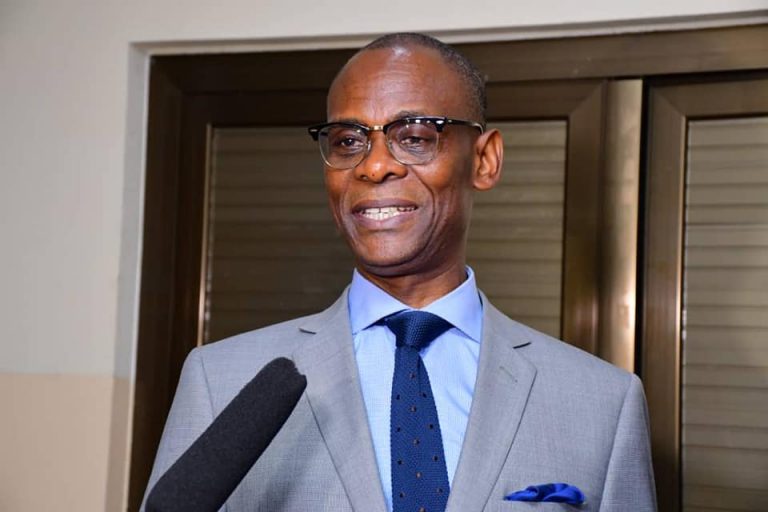 RDC: le ministre des Relations avec le Parlement a déposé le projet de loi de finances rectificative exercice 2020 à l’Assemblée nationale