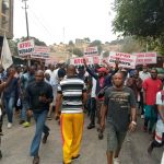 Matadi: une brochette de jeunes marchent en soutien au gouverneur