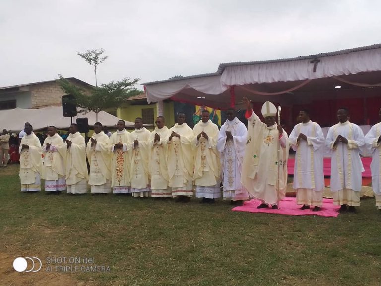 Ordination et jubilé de diamant de la paroisse saint Jean Apôtre de Tshela Mbata  Ntombo 2023