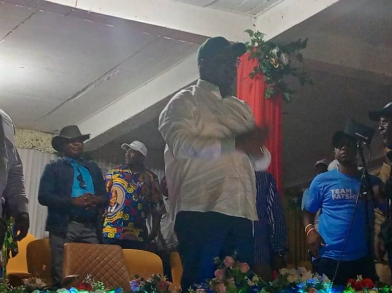 Les habitants de Mbanza-Ngungu massés au stade Kitemoko acceptent de réélire Félix Tshisekedi