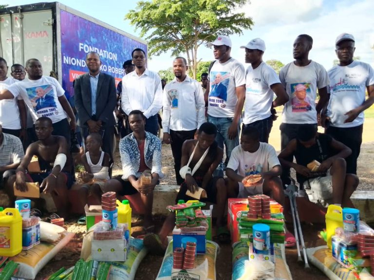 La fondation Niondo Toko Robert apporte des vivres aux victimes des émeutes de Kimpese